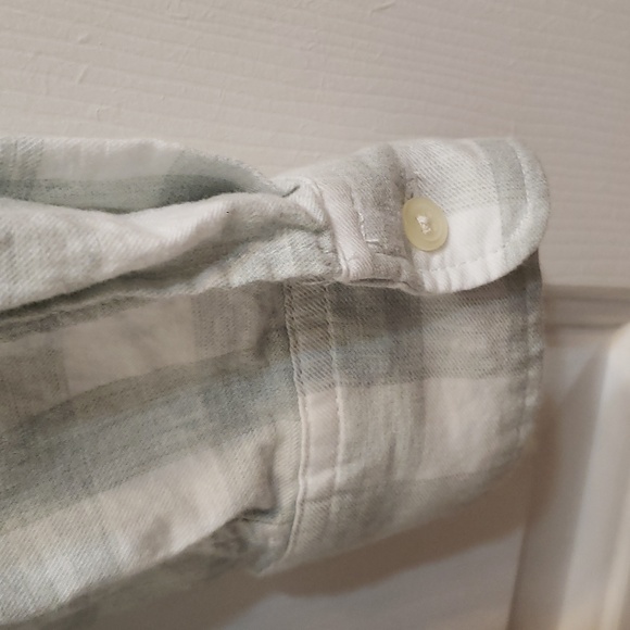 Gap Long sleeved button down Gap top - Picture 3 of 5